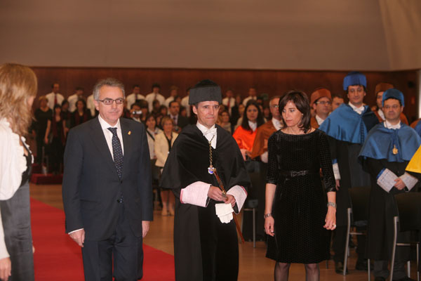 2. Un aspecto de la comitiva acad&eacute;mica desfilando.