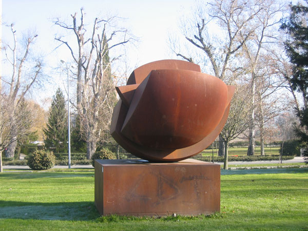 "Esfera rota", acero, de Faustino Aizcorbe