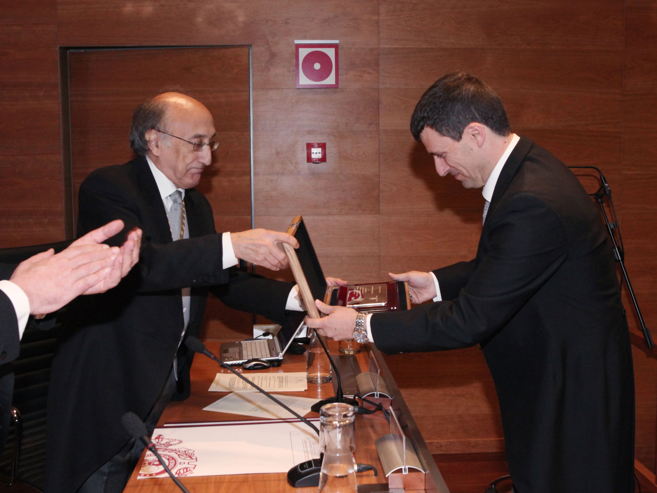Francisco Falcone recibe el premio del Secretario General de la RAI, José Antonio Martín Pereda. Fotos RAI/Jesús Manchado