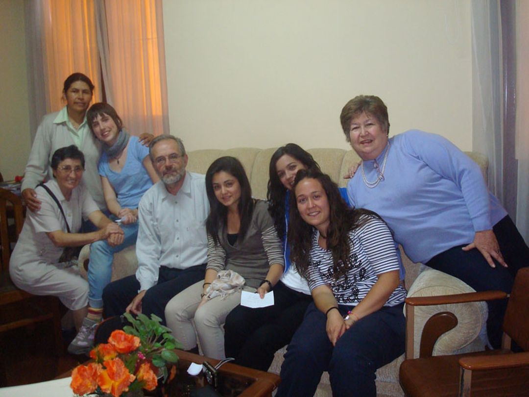 Un grupo de alumnas de Enfermería, en un hospital de Bolivia con parte del personal.
