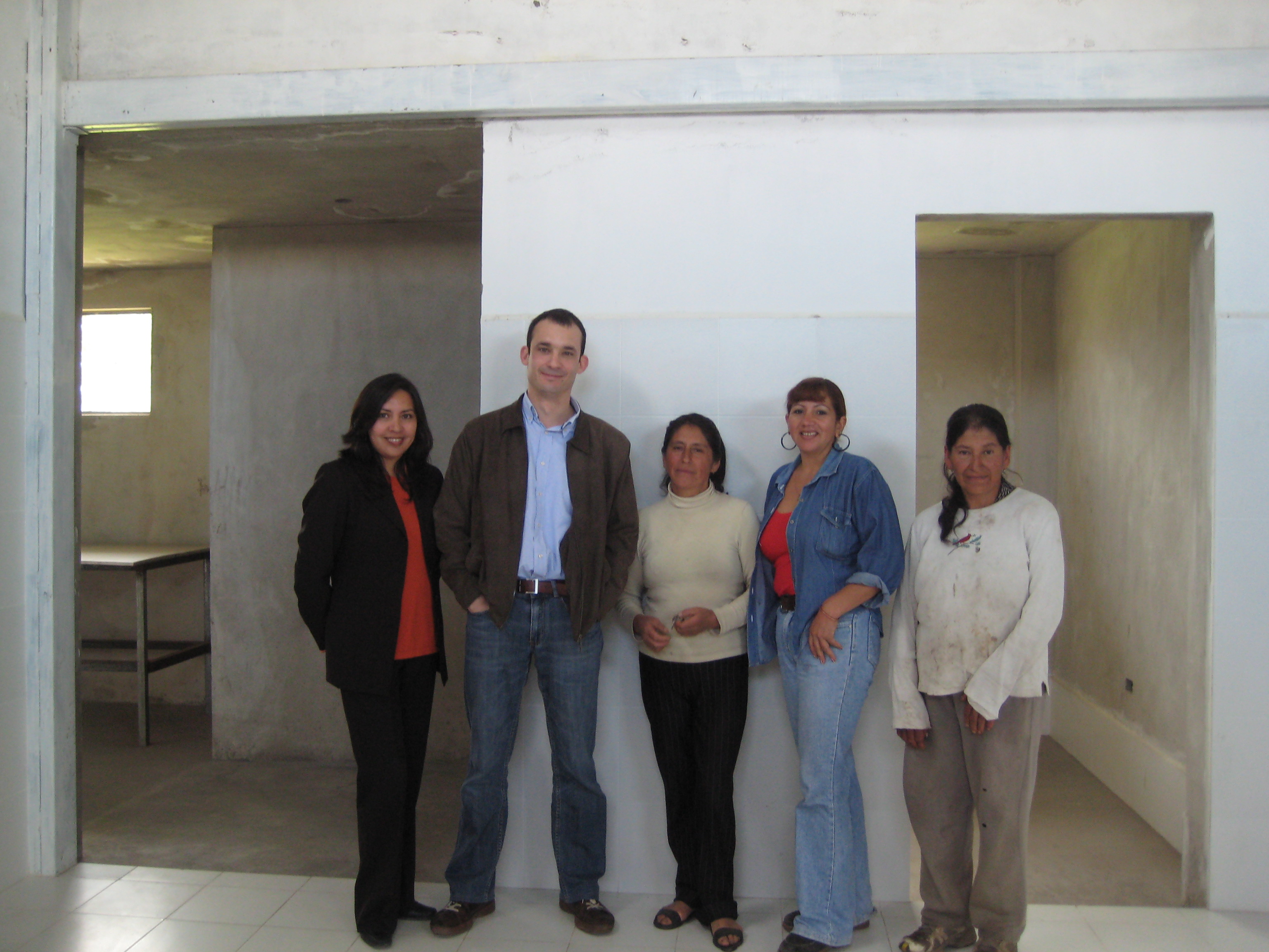 El profesor Iñigo Arozarena, con mujeres campesinas de Ecuador.