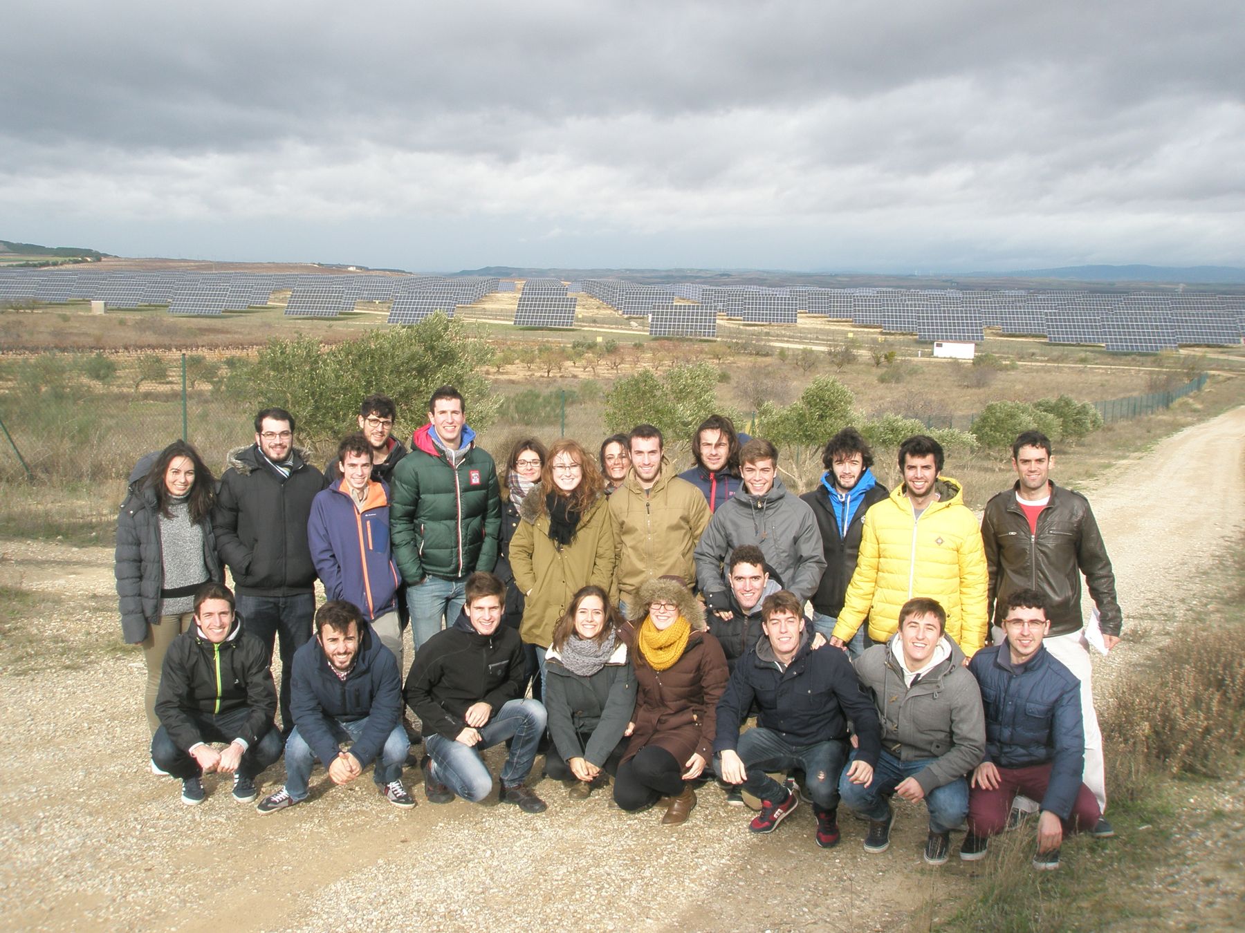 Los estudiantes posan ante la huerta solar fotovoltaica gestionada por Acciona en Milagro