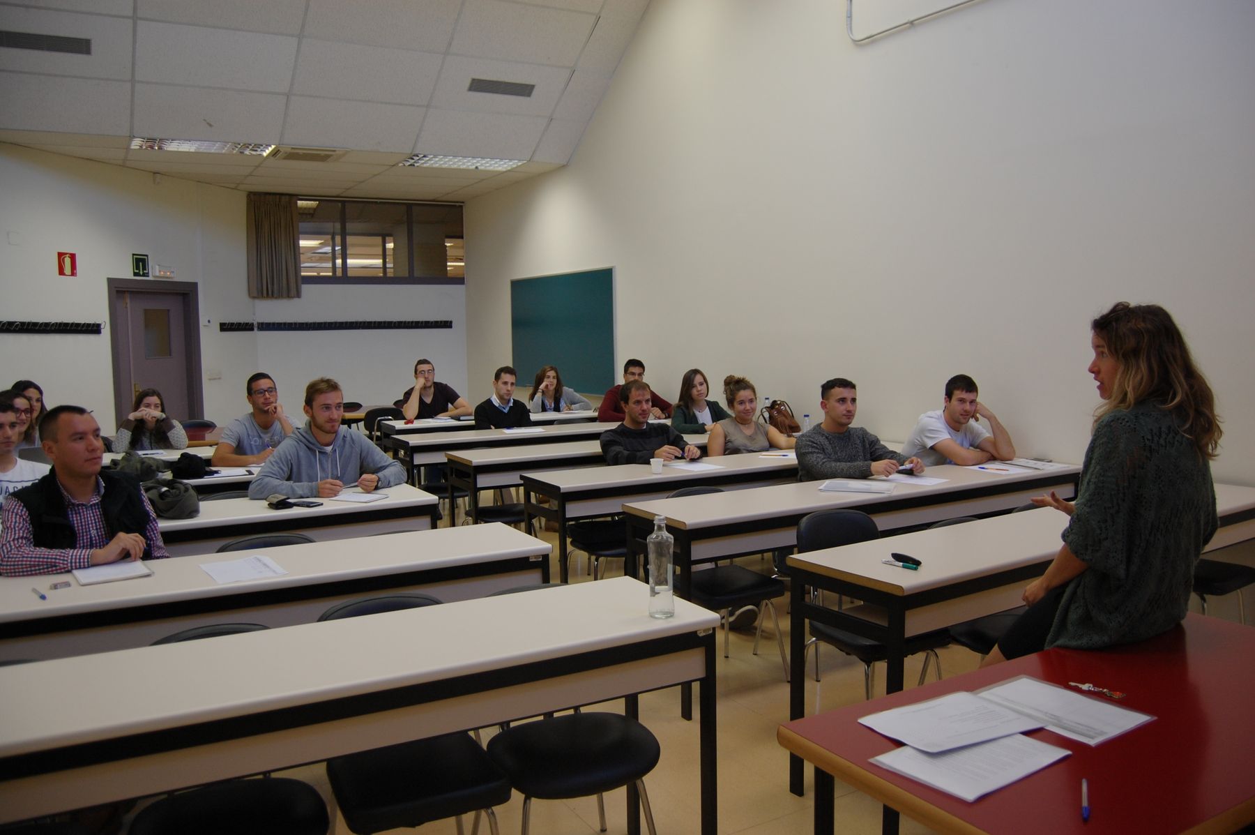 La formadora Andrea Pérez Moreno (dcha.), durante un curso sobre cómo elaborar un currículum.