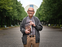 Jess Moya Mangas, autor del libro sobre brujera en Navarra, fotografiado en el campus de Arrosadia
