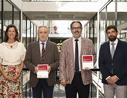 Los directores del libro, con otros tres autores, en la UPNA. De izda. a dcha., Miren Sarasbar, Martn Razquin, Jos F. Alenza y Aritz Romeo, en la Facultad de Ciencias Jurdicas de la UPNA