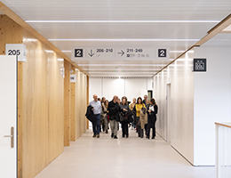 Personal sanitario, en su visita al nuevo edificio de la Facultad de Ciencias de la Salud de la UPNA