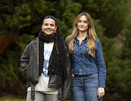 Aitziber Pel�ez (izq.) y Laura Garnica, autoras de la aplicaci�n, en el campus de Arrosadia de la UPNA