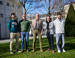 De izq. a dcha.: I�aki Alzuguren, Antonio Rodr�guez, David Astrain, Patricia Aranguren y �lvaro Casi, en el campus de Arrosadia