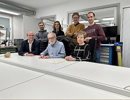 Personal docente e investigador, con el donante, en el Laboratorio de Arqueolog�a