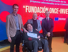 El becado, Enrique Ruiz, con el diploma acreditativo. En segundo t�rmino, de izda. a dcha., el vicerrector de Investigaci�n de la UPNA, Martin Larraza; el vicesecretario de Estado de Ciencia, Innovaci�n y Universidades, Juan Cruz Cigudosa; y el director de la tesis, el profesor de la UPNA Juan Ignacio Latorre