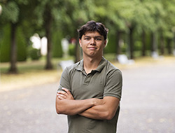 Bruno G�mez Revuelta, graduado en ADE y en Econom�a por la UPNA y autor de la investigaci�n, fotografiado en el campus de Pamplona (sede Arrosadia