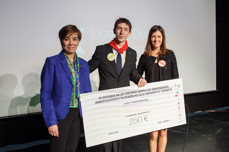 La Vicerrectora Eloísa Ramírez y Miren Sarasíbar entregando el premio.