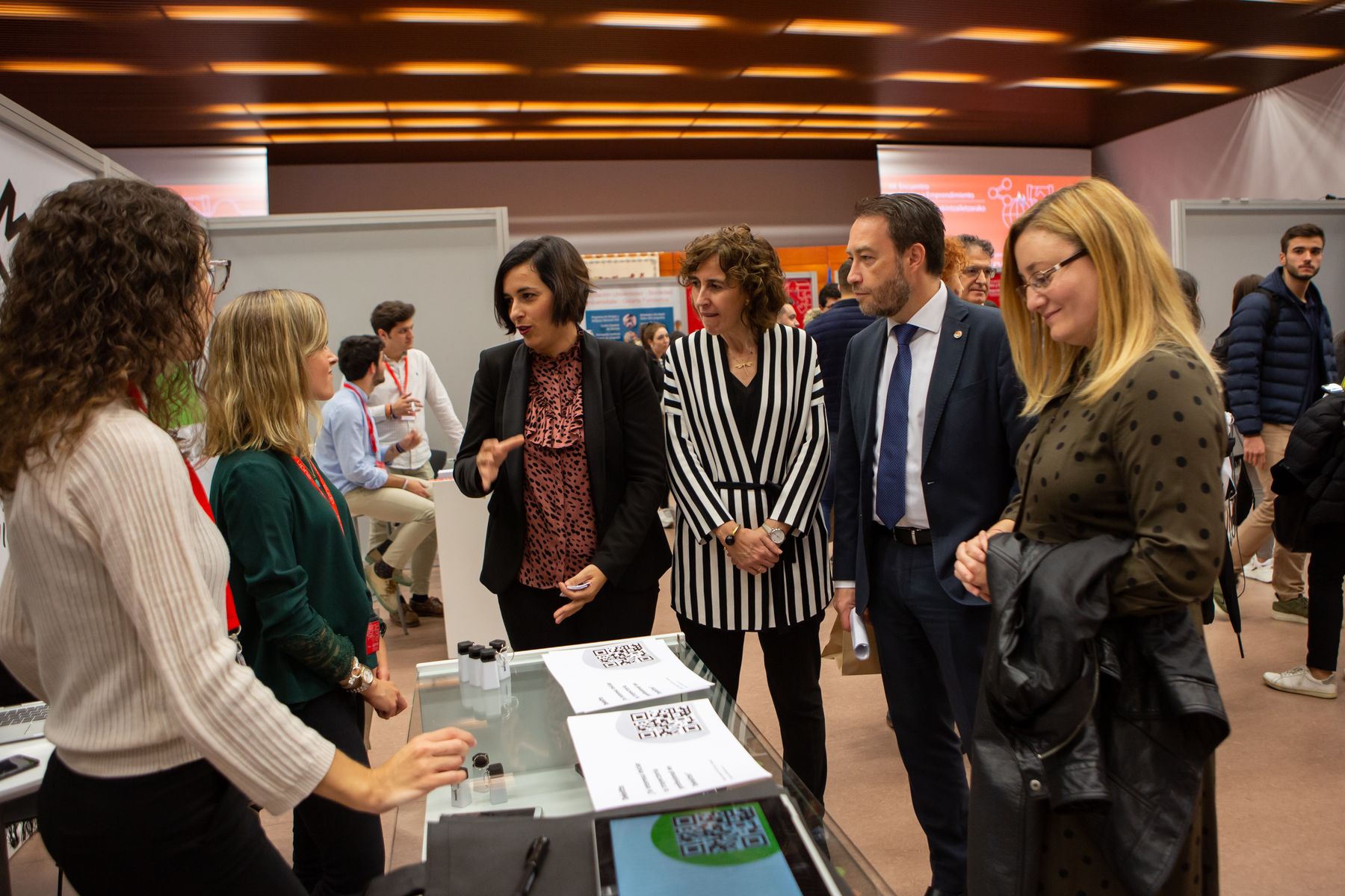 Visita autoridades a los estands