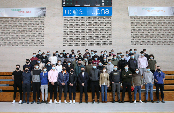 Foto de grupo del rector, Ramón Gonzalo, con todas las personas galardas